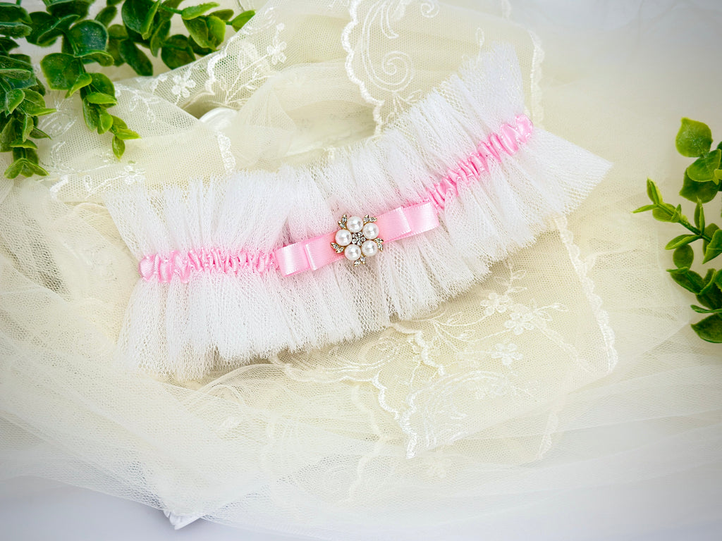 Tiulowa podwiązka z piękną perłową broszką