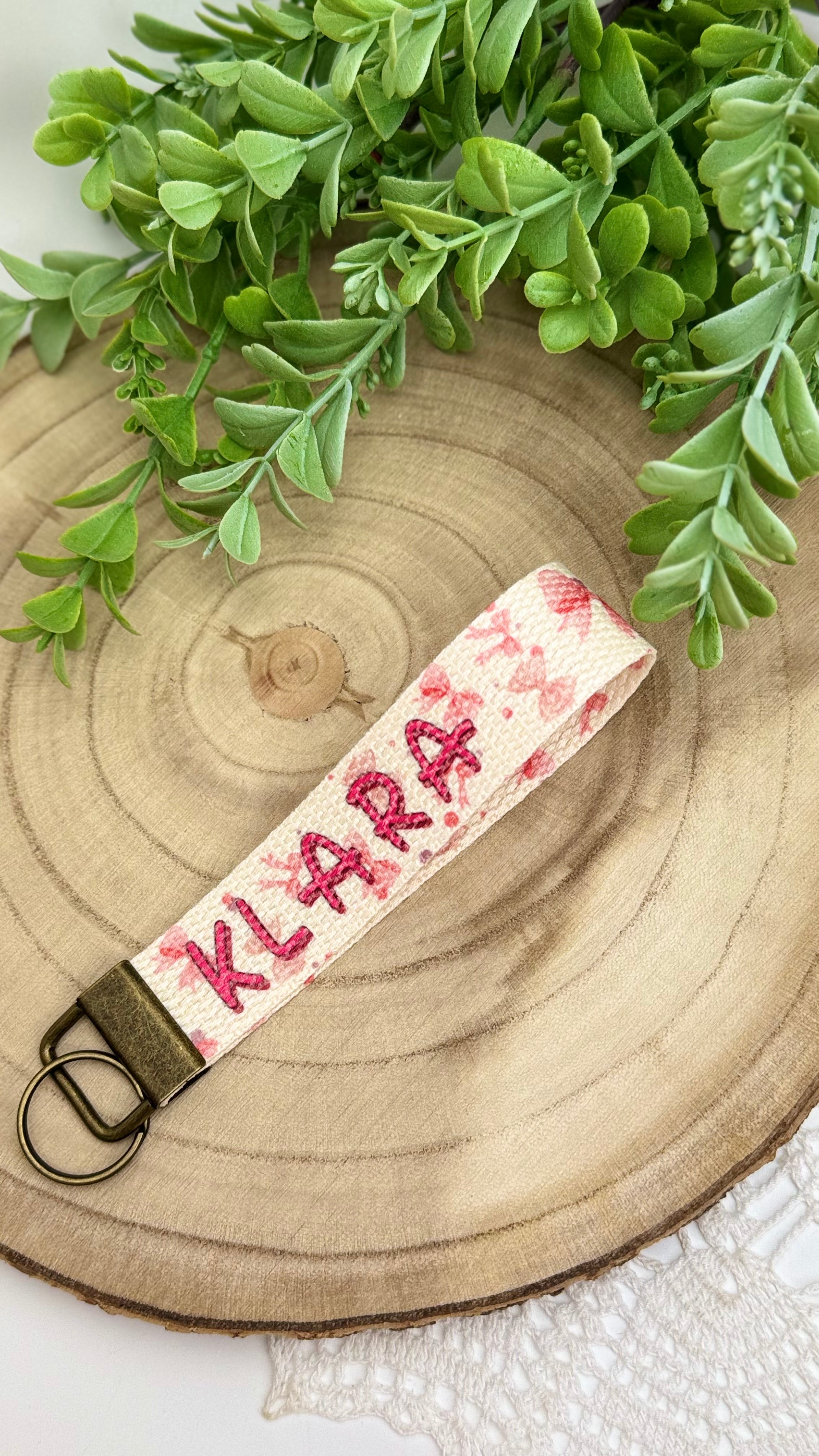 Wzór w kokardy. Breloczek do kluczy, torby lub bagażu.