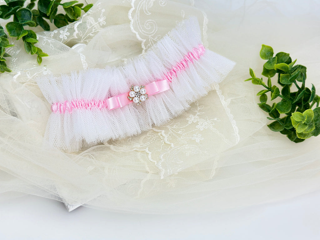 Tiulowa podwiązka z piękną perłową broszką