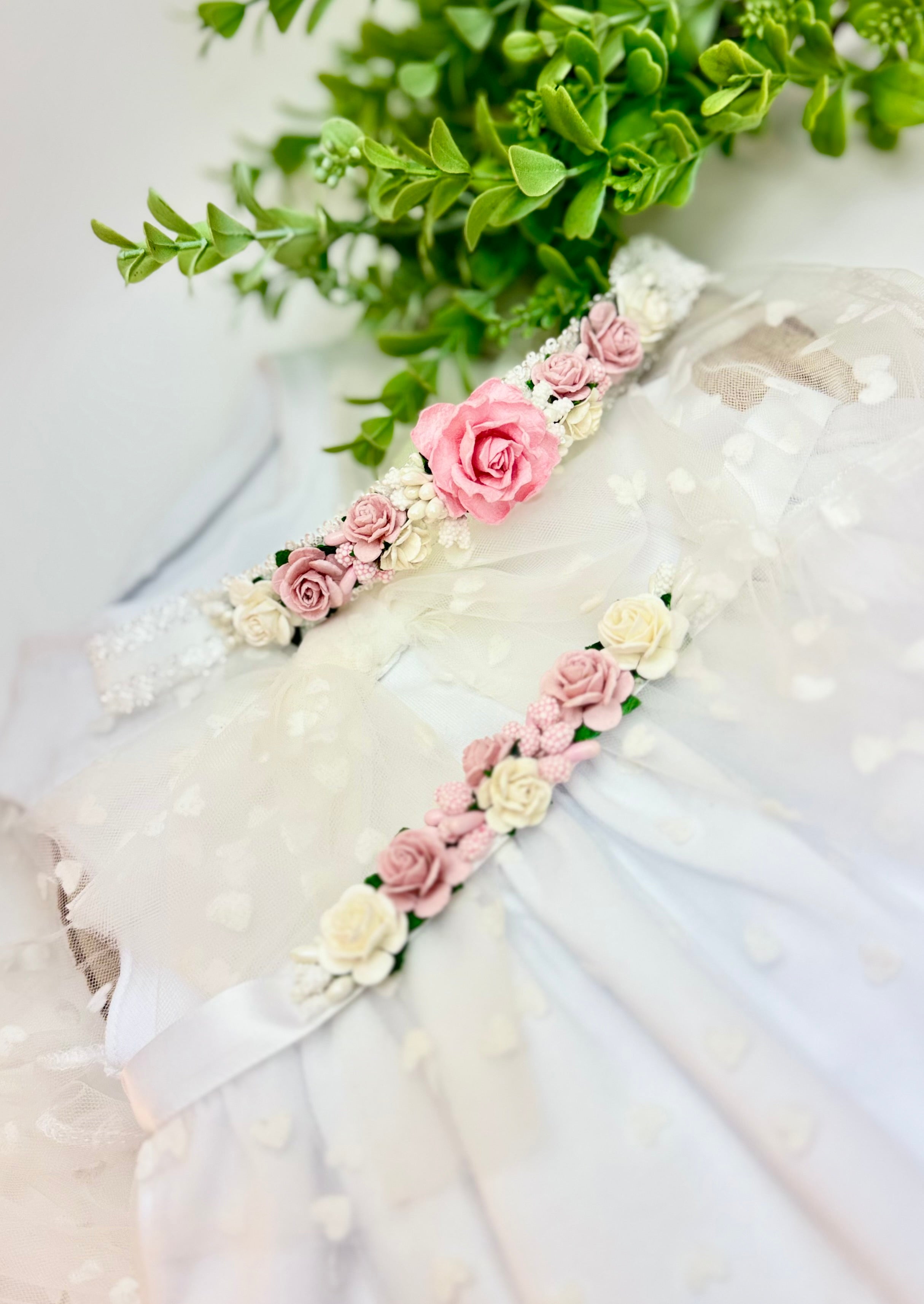 Wianuszek na opasce elastycznej róż