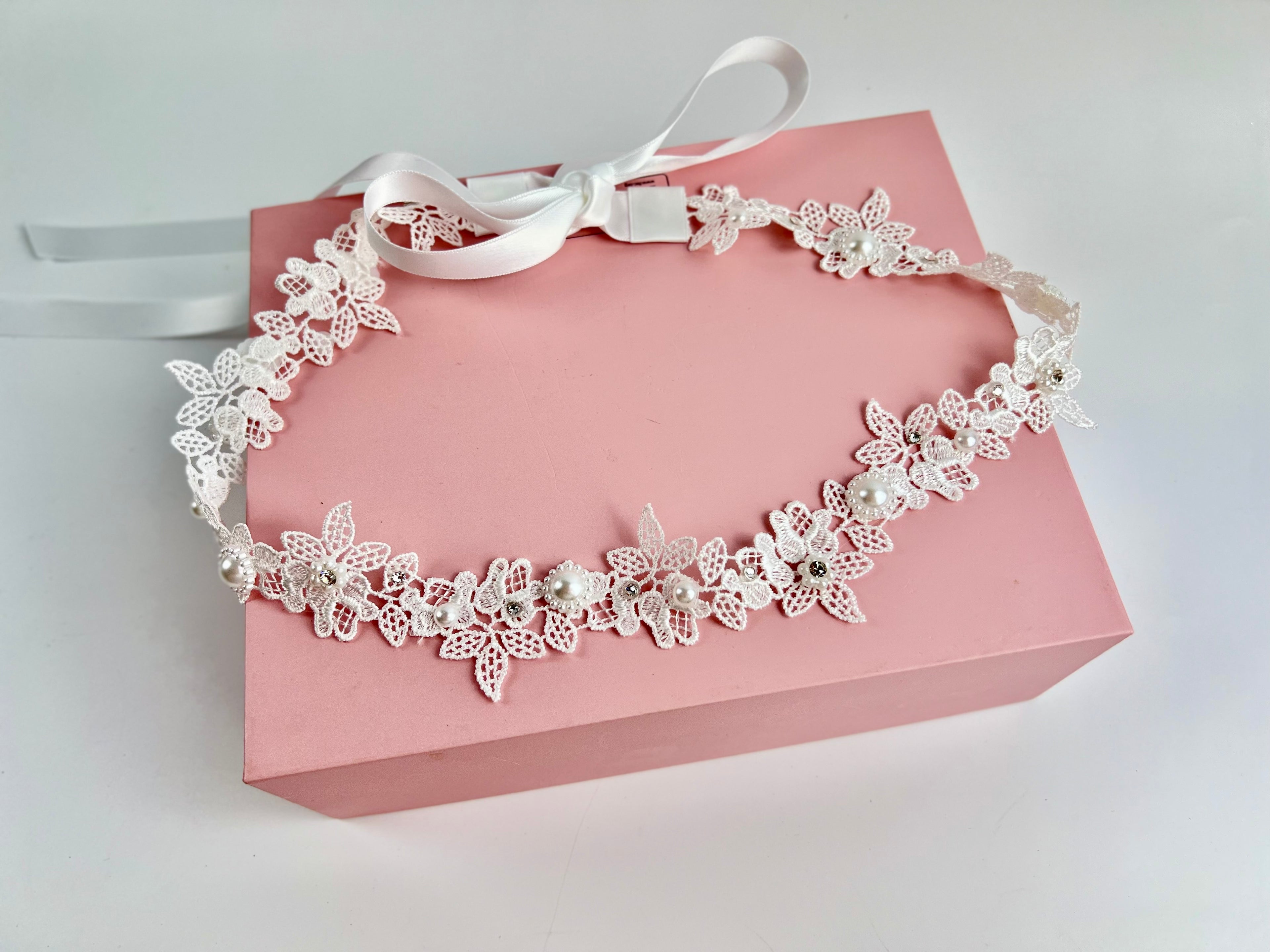 Koronkowy wianuszek komunijny z cyrkoniami Swarovski