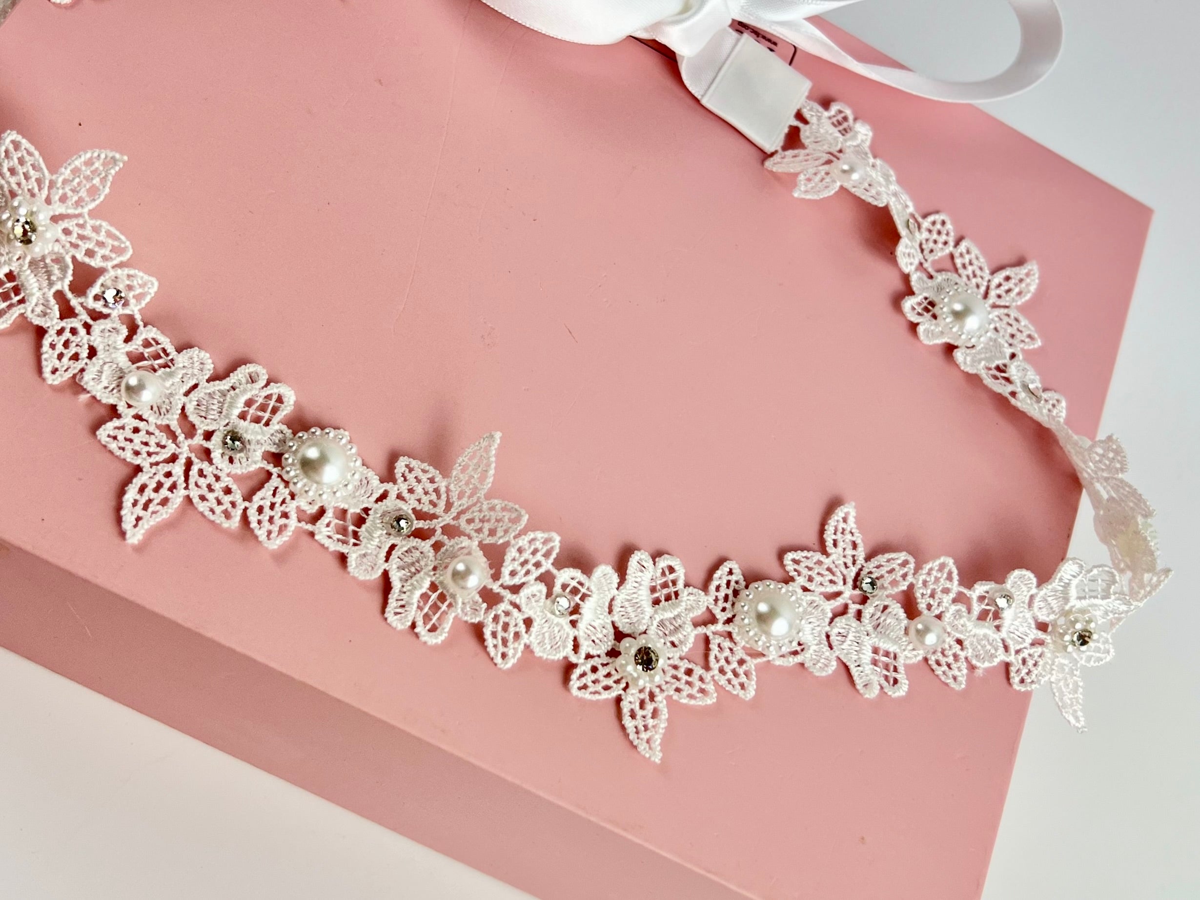 Koronkowy wianuszek komunijny z cyrkoniami Swarovski