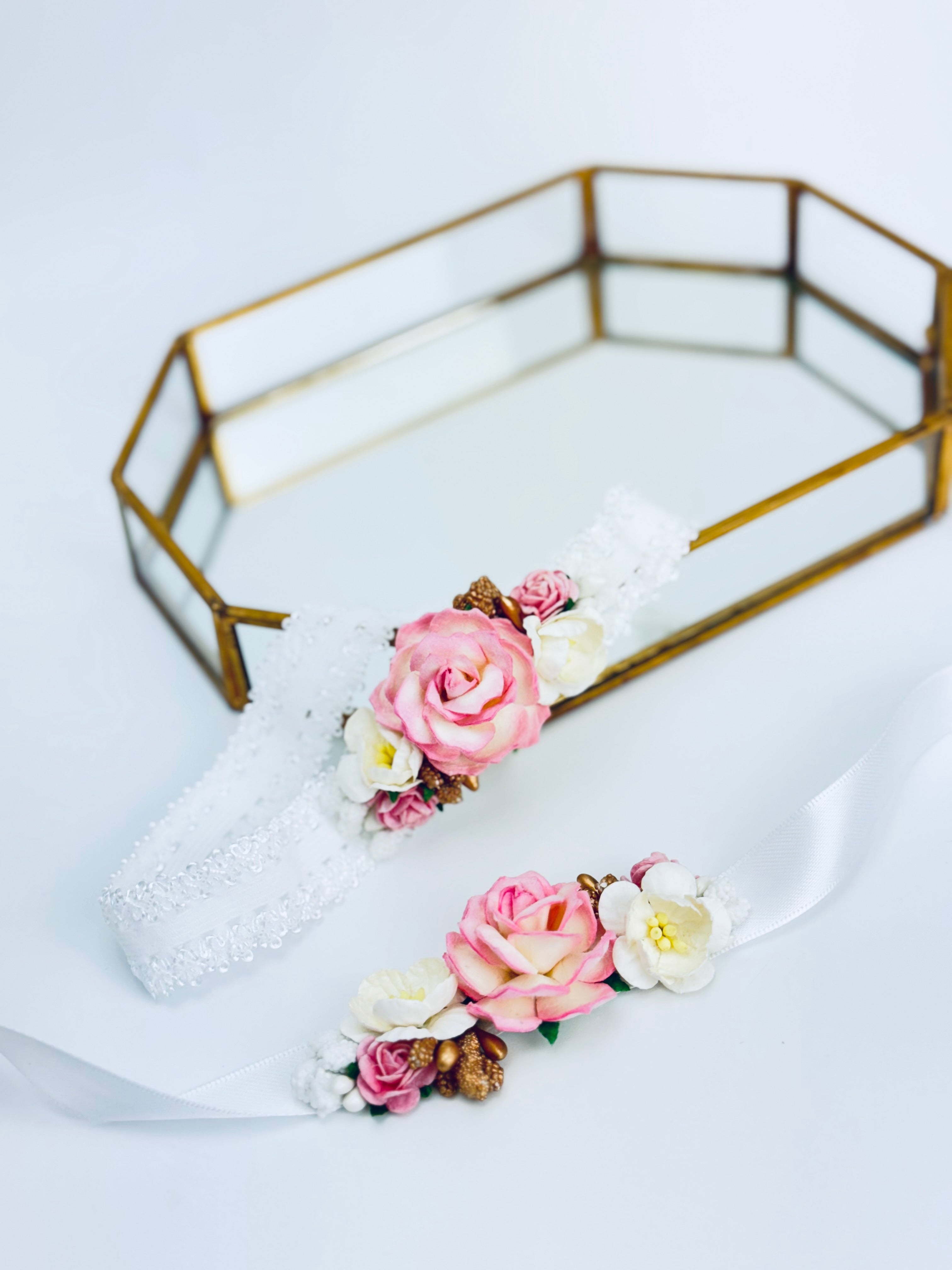 Wianuszek na opasce elastycznej oraz pasek do sukieneczki