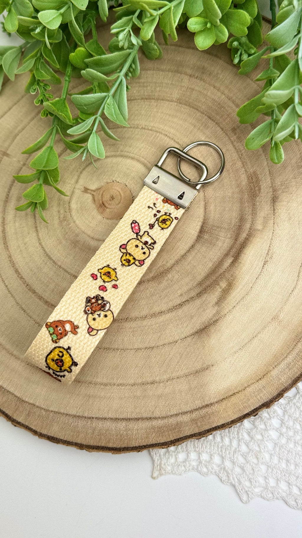 Wzór w misie i kaczuszki. Breloczek do kluczy, torby lub bagażu.