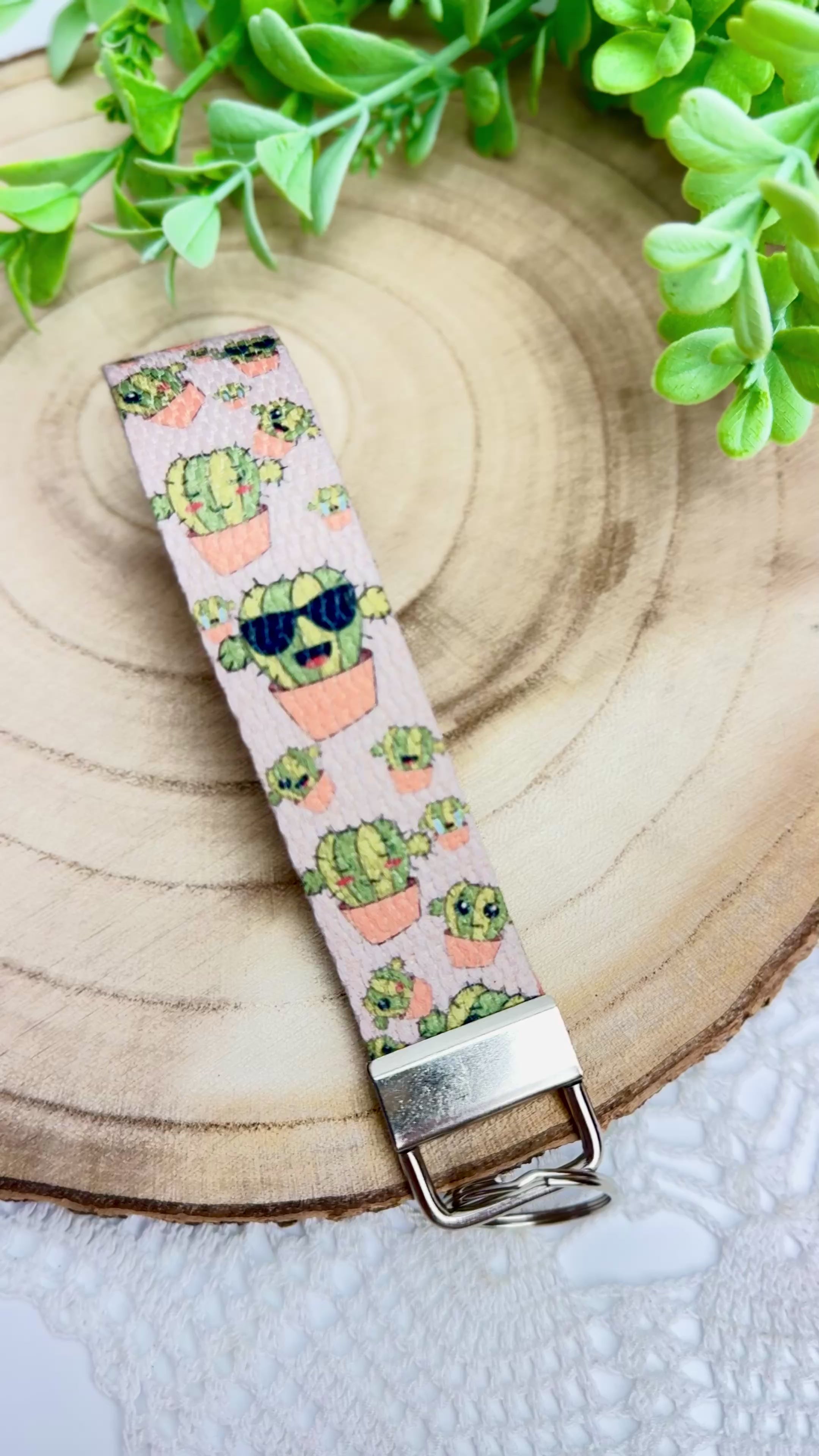 Wzór kaktus. Breloczek do kluczy, torby lub bagażu.